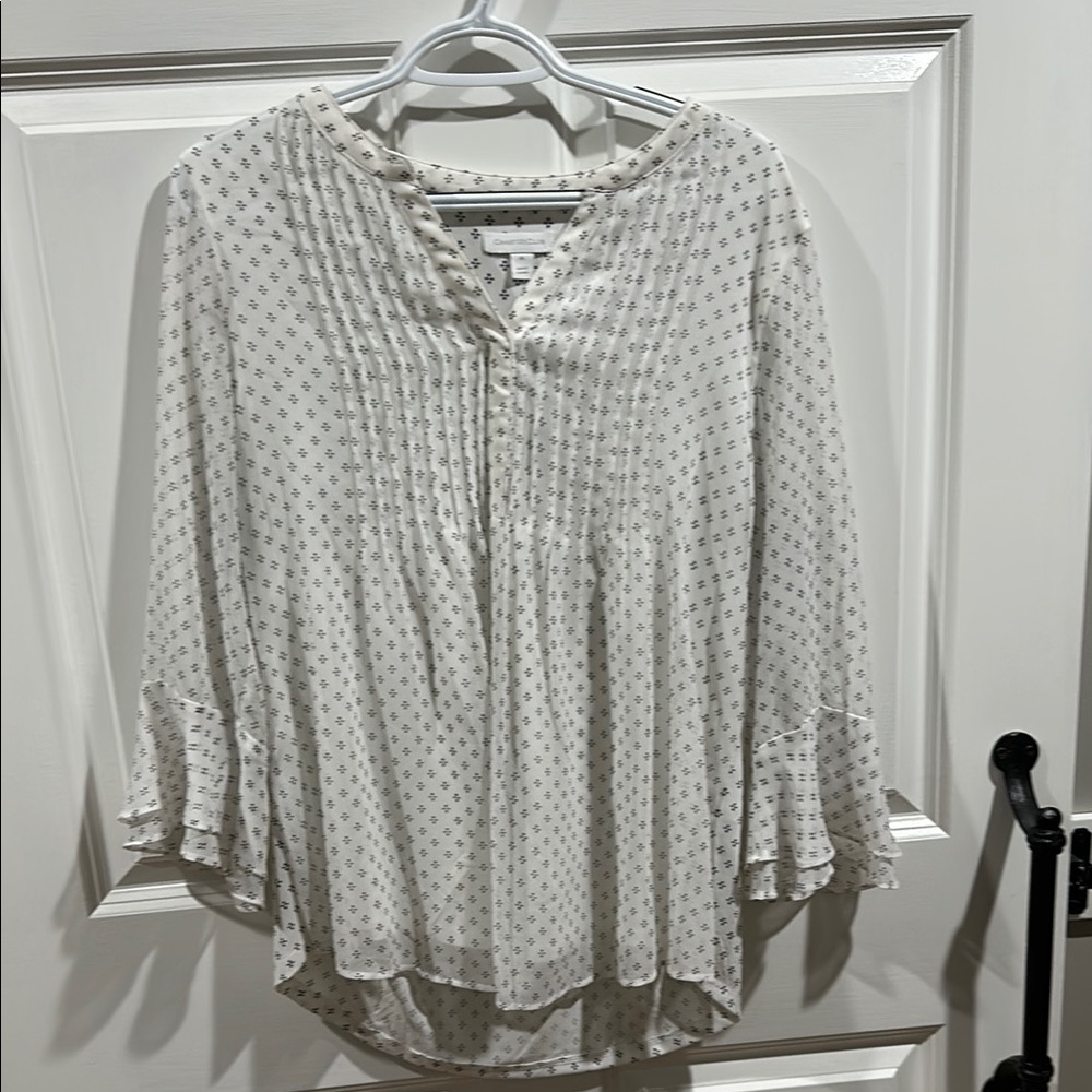 White blouse with mandarin collar pleated style and relaxed fit